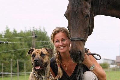 Shirley met haar paard en hond